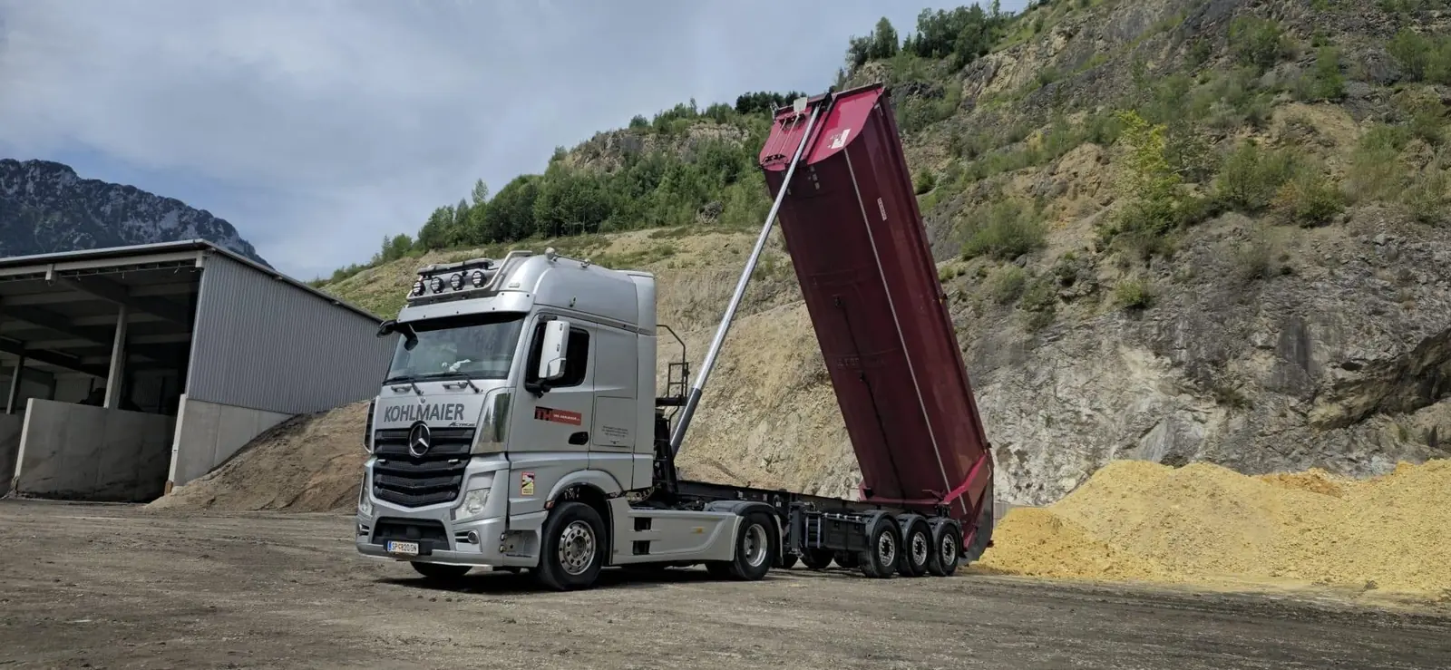 Kipper-LKW im Kieswerk Gmünd beim Abkippen