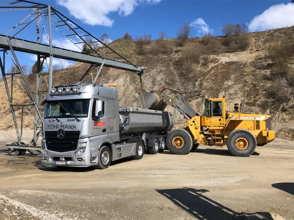 Kippsattel von Kohlmaier wird im Kieswerk vom Radlader beladen