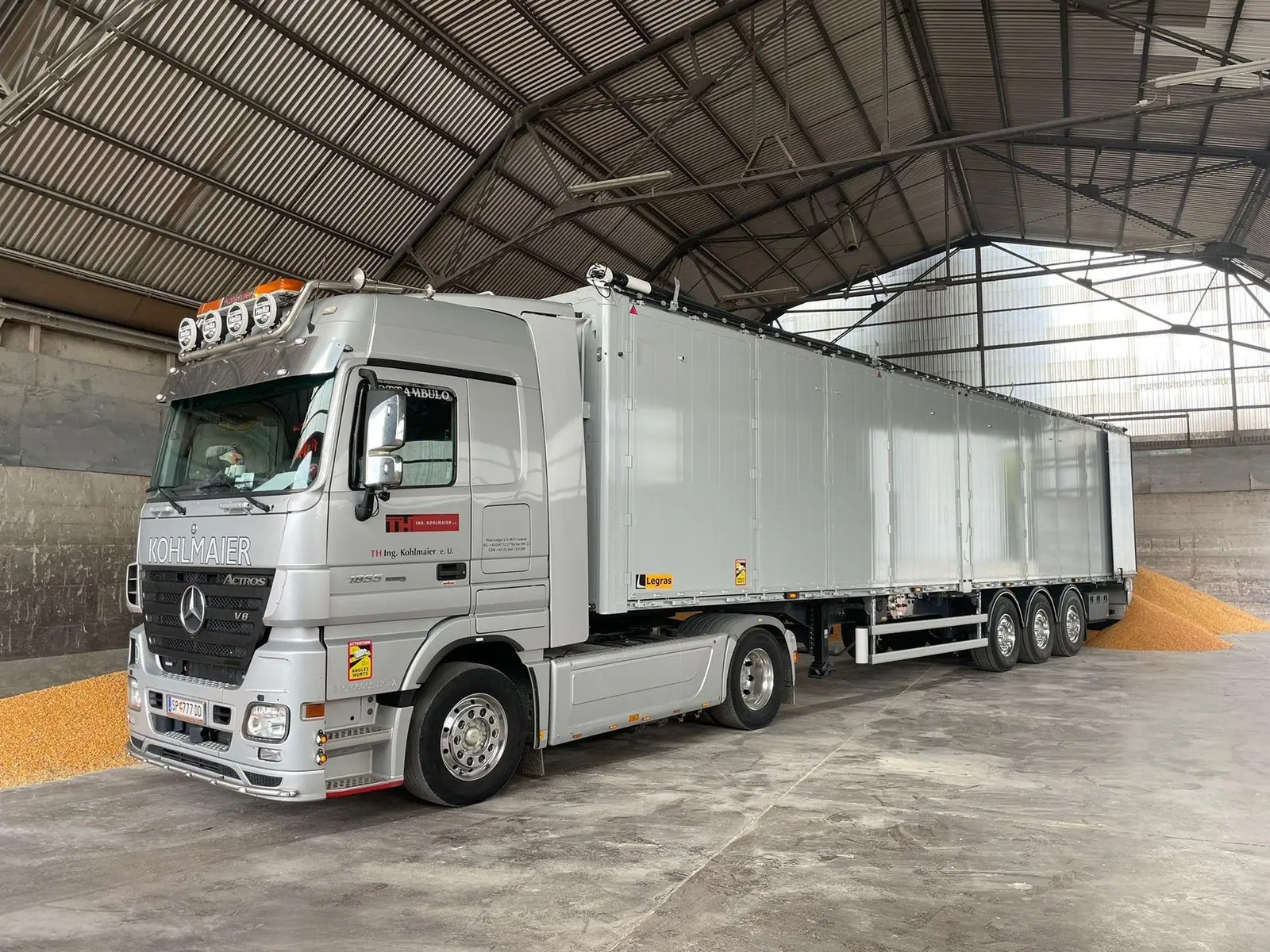 Agrartransport mit Schubbodenauflieger