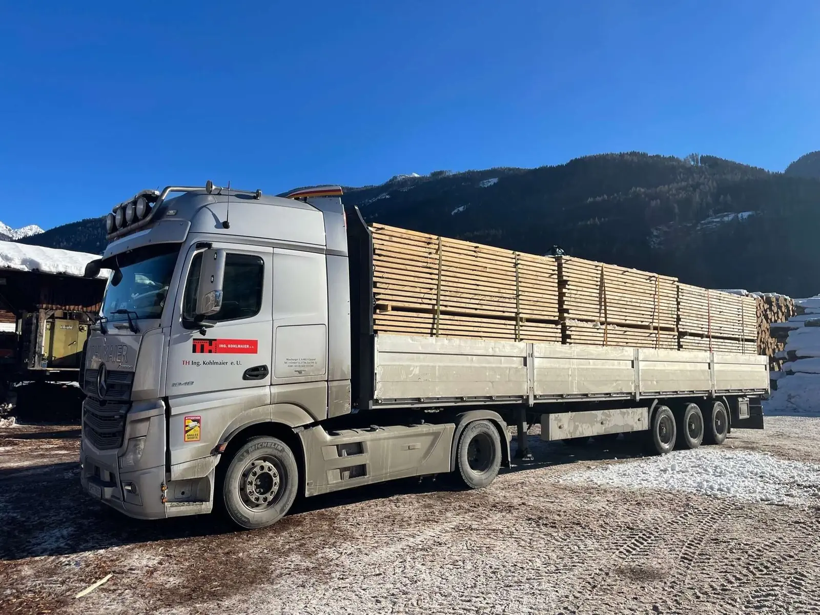 Holztransport mit Kohlmaier LKW vor Bergkulisse