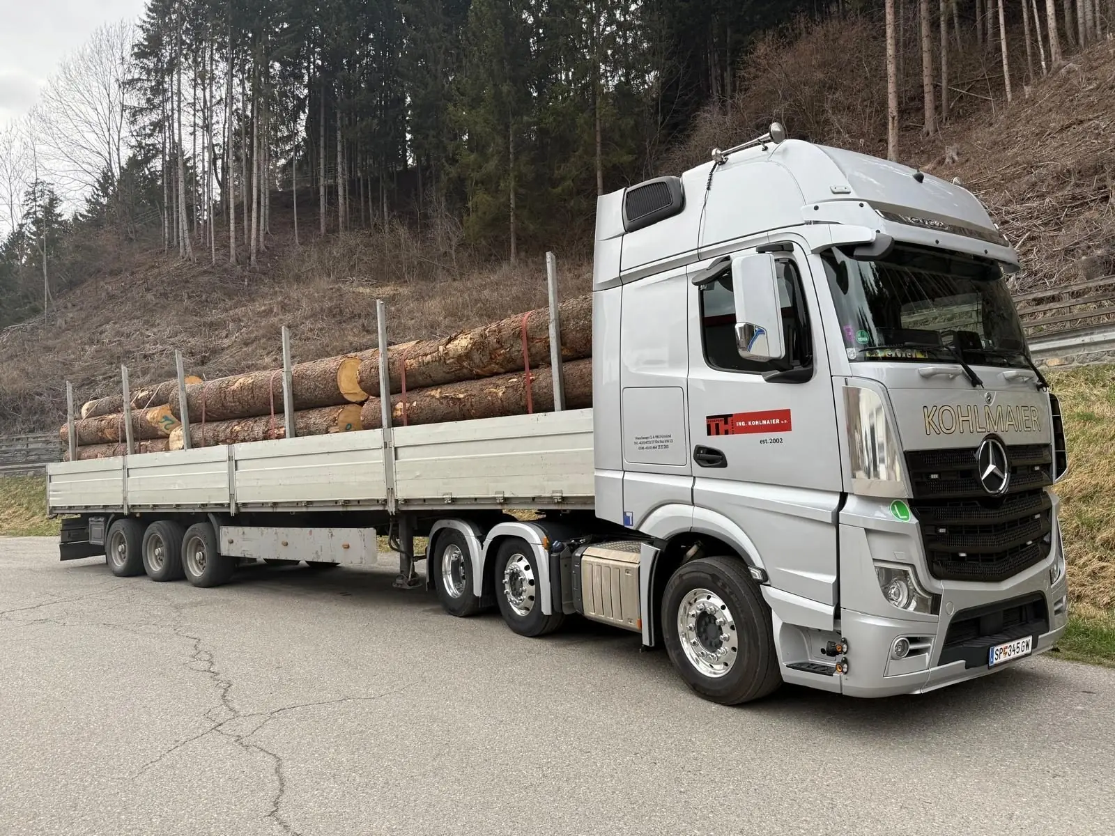 Rundholztransport auf Plateauauflieger von Kohlmaier